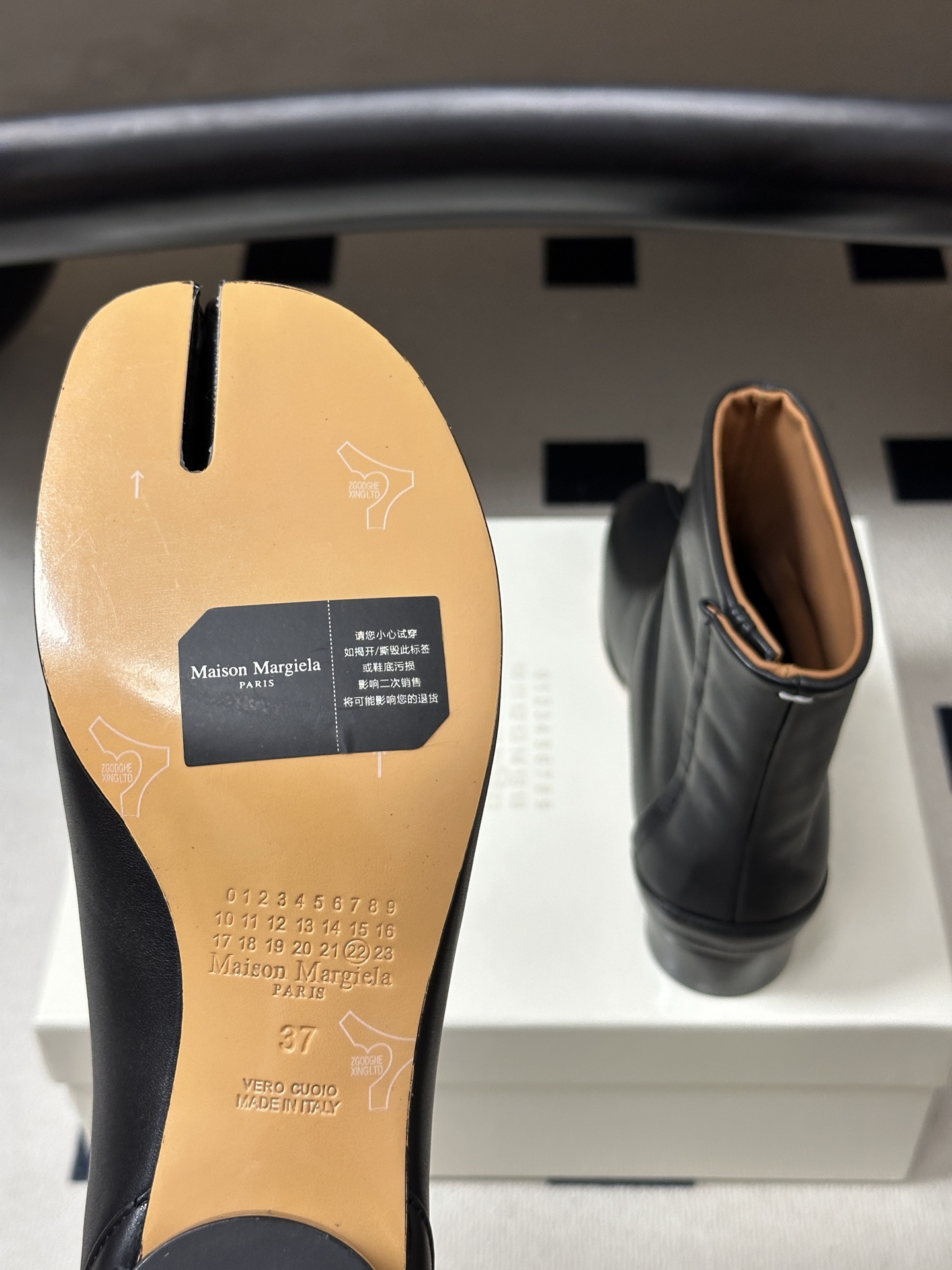 Maison Margiela MM6马吉拉 26ss秋冬新款经典分趾短靴高粗跟短靴 MM6这款分趾短靴设计非常的简约大 Maison Margiela MM6马吉拉 26ss秋冬新款经典分趾短靴高粗跟短靴 MM6这款分趾短靴设计非常的简约大