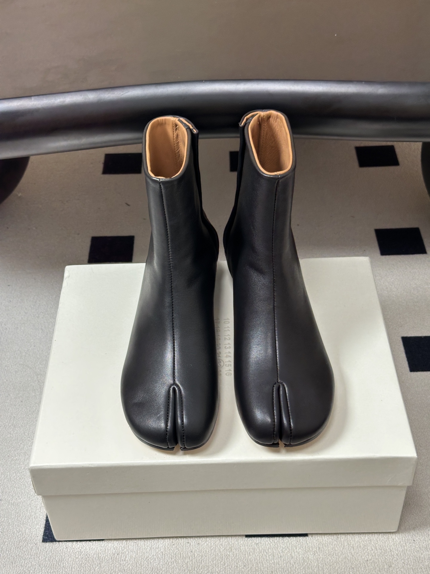 Maison Margiela MM6马吉拉 26ss秋冬新款经典分趾短靴高粗跟短靴 MM6这款分趾短靴设计非常的简约大 Maison Margiela MM6马吉拉 26ss秋冬新款经典分趾短靴高粗跟短靴 MM6这款分趾短靴设计非常的简约大