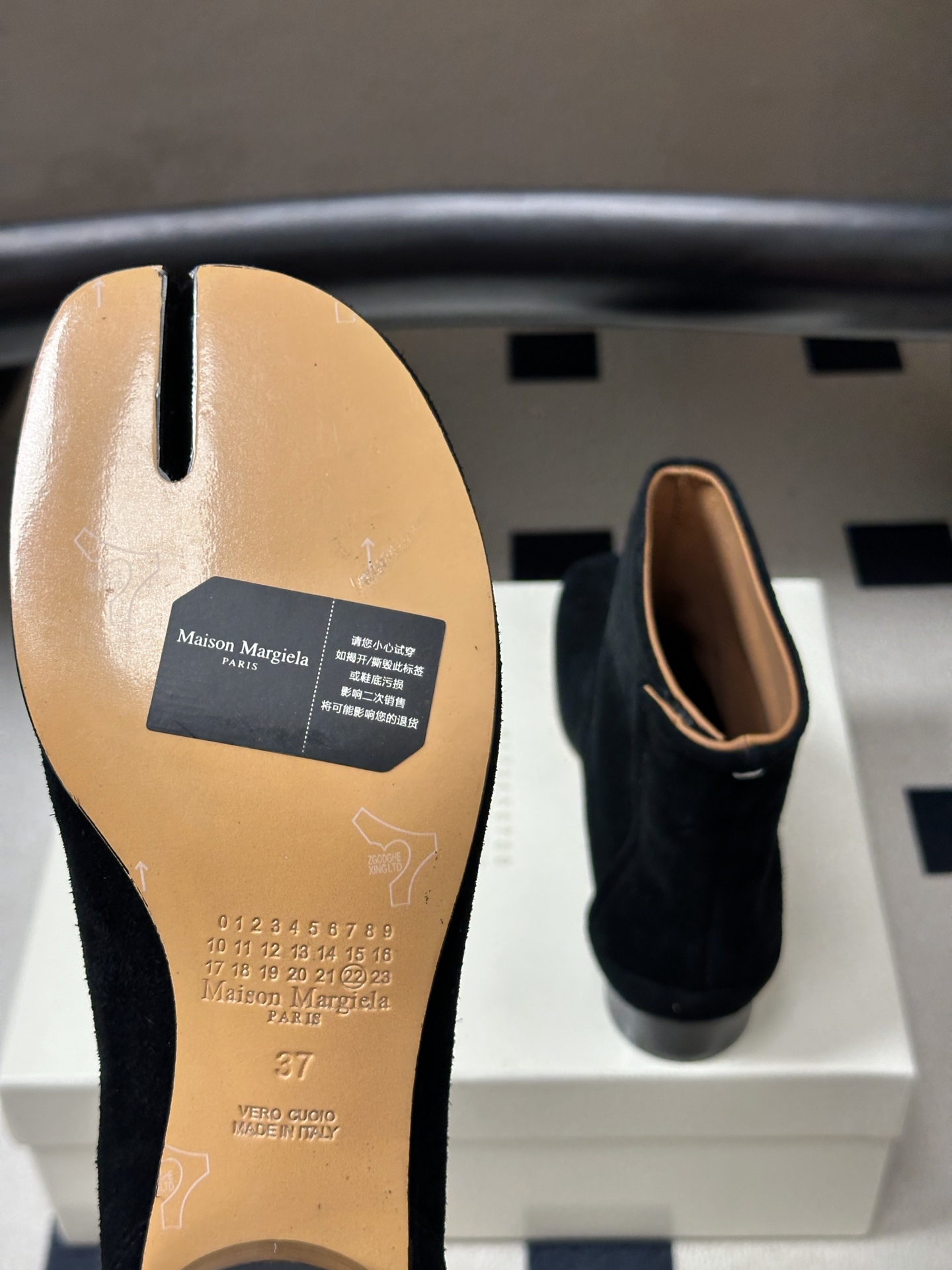 Maison Margiela MM6马吉拉 26ss秋冬新款经典分趾短靴高粗跟短靴 MM6这款分趾短靴设计非常的简约大 Maison Margiela MM6马吉拉 26ss秋冬新款经典分趾短靴高粗跟短靴 MM6这款分趾短靴设计非常的简约大