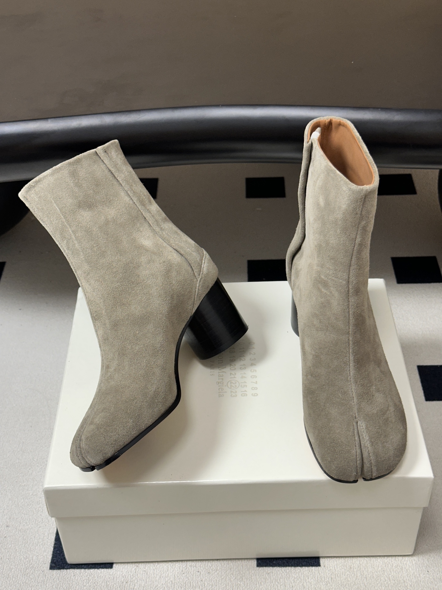 Maison Margiela MM6马吉拉 26ss秋冬新款经典分趾短靴高粗跟短靴 MM6这款分趾短靴设计非常的简约大 Maison Margiela MM6马吉拉 26ss秋冬新款经典分趾短靴高粗跟短靴 MM6这款分趾短靴设计非常的简约大