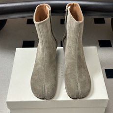 Maison Margiela MM6马吉拉 26ss秋冬新款经典分趾短靴高粗跟短靴 MM6这款分趾短靴设计非常的简约大 Maison Margiela MM6马吉拉 26ss秋冬新款经典分趾短靴高粗跟短靴 MM6这款分趾短靴设计非常的简约大