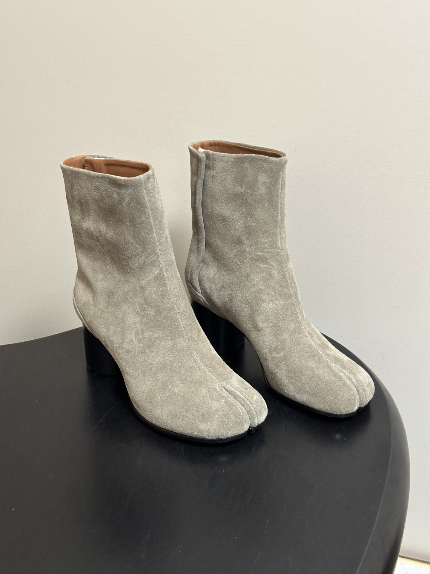 Maison Margiela MM6马吉拉 26ss秋冬新款经典分趾短靴高粗跟短靴 MM6这款分趾短靴设计非常的简约大
