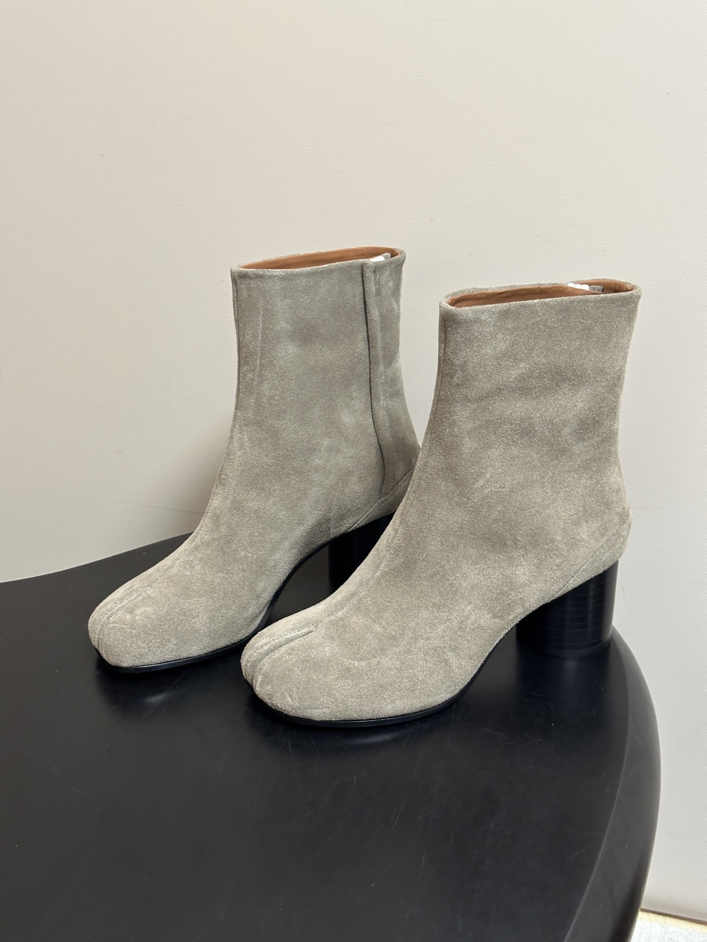 Maison Margiela MM6马吉拉 26ss秋冬新款经典分趾短靴高粗跟短靴 MM6这款分趾短靴设计非常的简约大 Maison Margiela MM6马吉拉 26ss秋冬新款经典分趾短靴高粗跟短靴 MM6这款分趾短靴设计非常的简约大