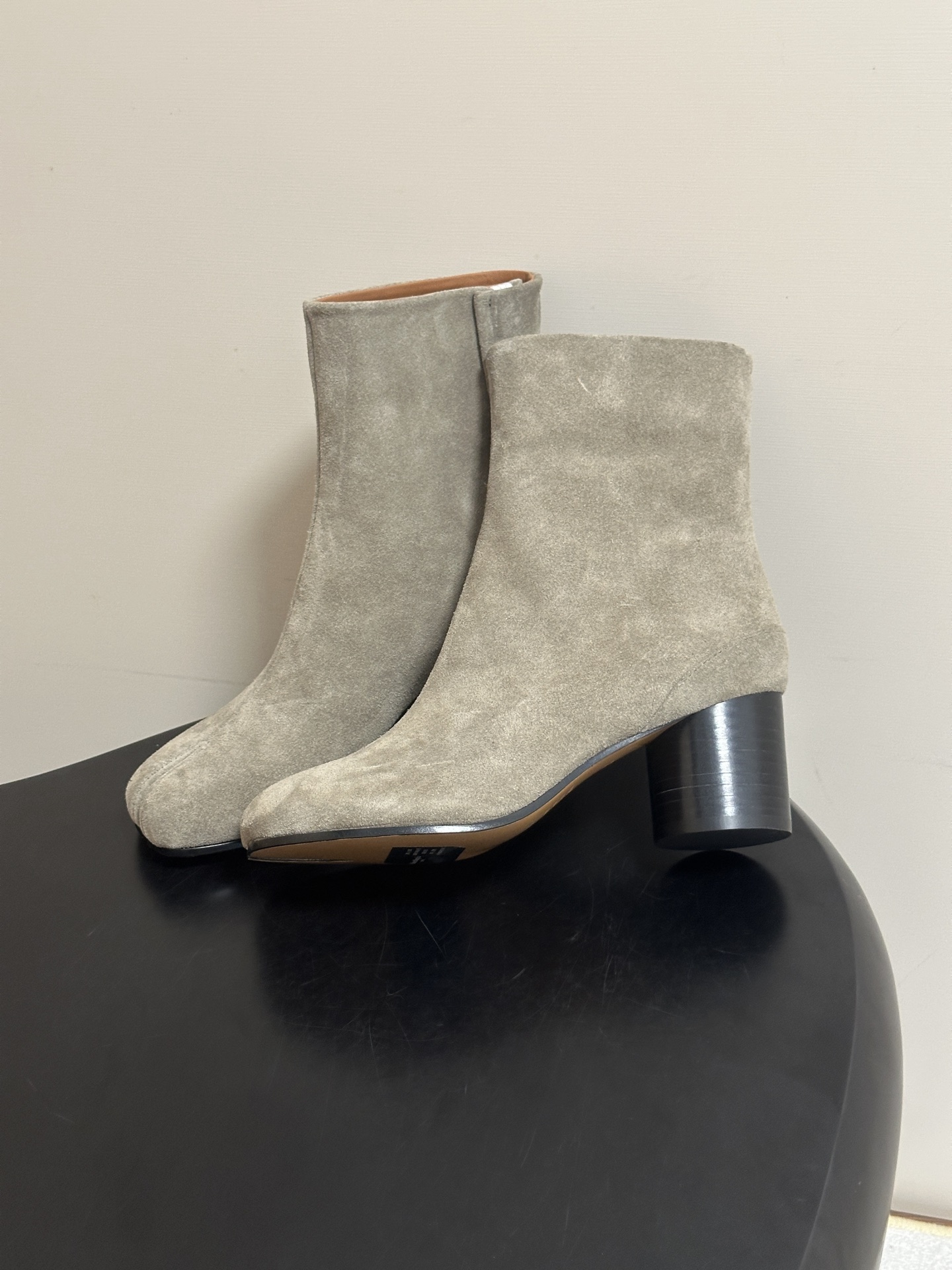 Maison Margiela MM6马吉拉 26ss秋冬新款经典分趾短靴高粗跟短靴 MM6这款分趾短靴设计非常的简约大 Maison Margiela MM6马吉拉 26ss秋冬新款经典分趾短靴高粗跟短靴 MM6这款分趾短靴设计非常的简约大