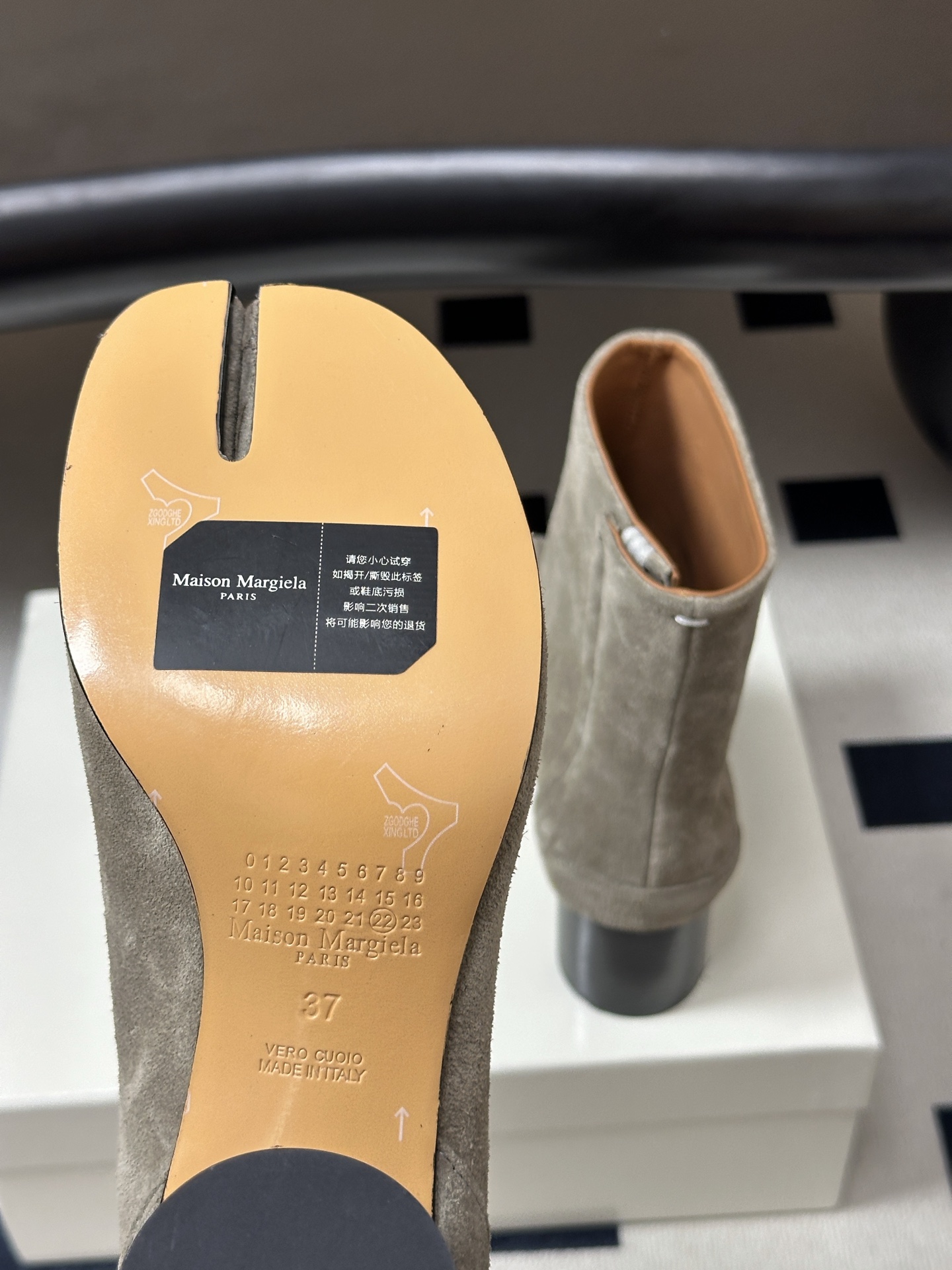 Maison Margiela MM6马吉拉 26ss秋冬新款经典分趾短靴高粗跟短靴 MM6这款分趾短靴设计非常的简约大 Maison Margiela MM6马吉拉 26ss秋冬新款经典分趾短靴高粗跟短靴 MM6这款分趾短靴设计非常的简约大