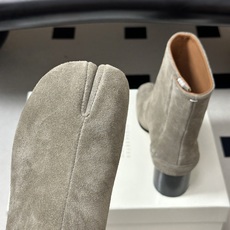 Maison Margiela MM6马吉拉 26ss秋冬新款经典分趾短靴高粗跟短靴 MM6这款分趾短靴设计非常的简约大 Maison Margiela MM6马吉拉 26ss秋冬新款经典分趾短靴高粗跟短靴 MM6这款分趾短靴设计非常的简约大