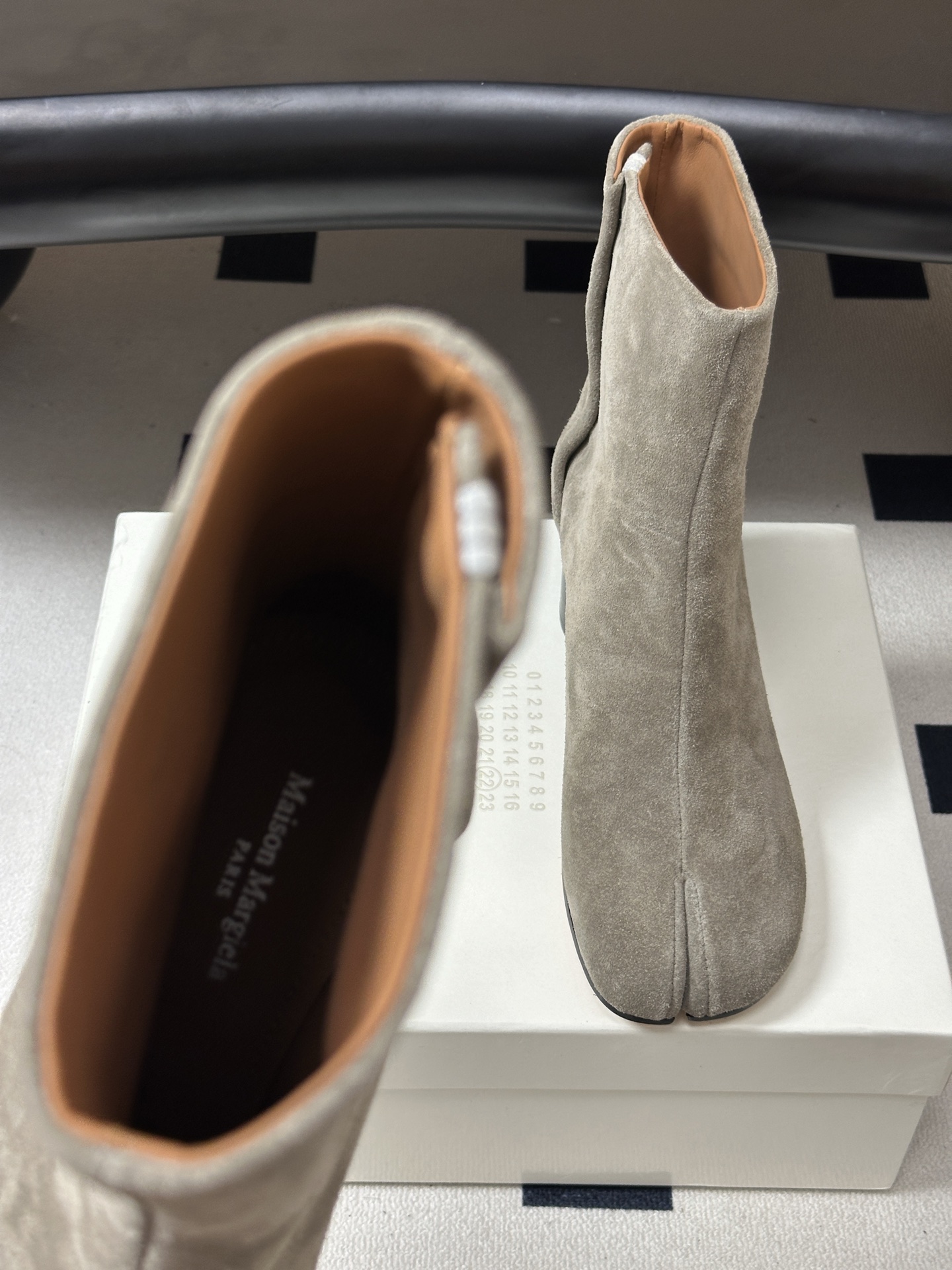Maison Margiela MM6马吉拉 26ss秋冬新款经典分趾短靴高粗跟短靴 MM6这款分趾短靴设计非常的简约大 Maison Margiela MM6马吉拉 26ss秋冬新款经典分趾短靴高粗跟短靴 MM6这款分趾短靴设计非常的简约大