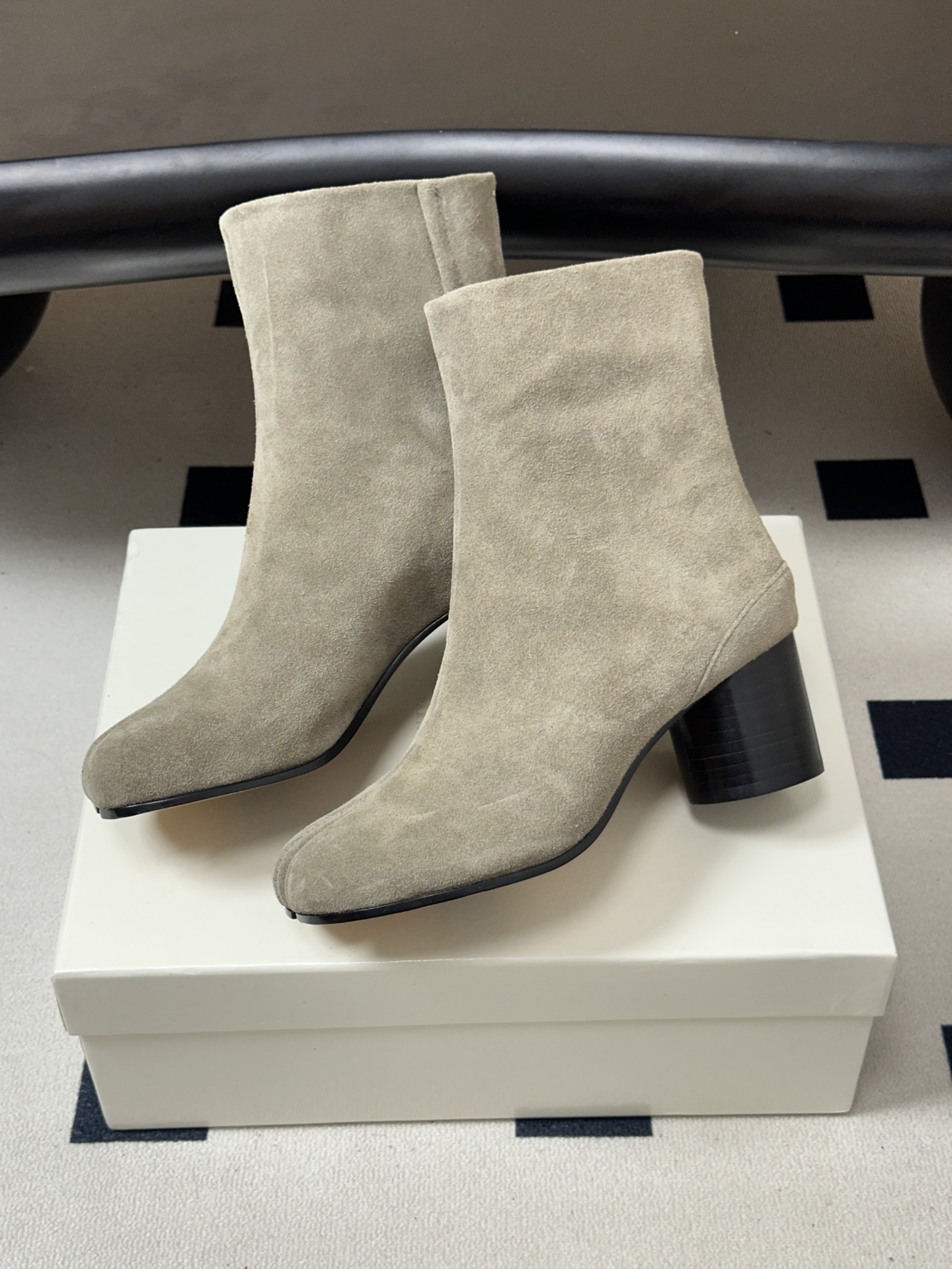 Maison Margiela MM6马吉拉 26ss秋冬新款经典分趾短靴高粗跟短靴 MM6这款分趾短靴设计非常的简约大 Maison Margiela MM6马吉拉 26ss秋冬新款经典分趾短靴高粗跟短靴 MM6这款分趾短靴设计非常的简约大