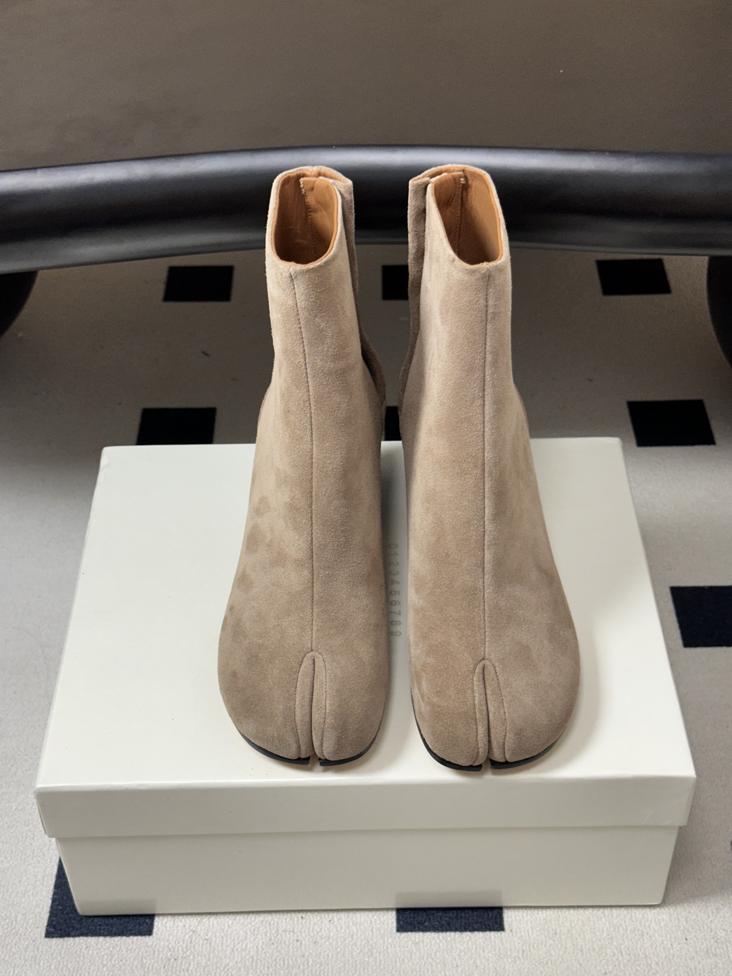 Maison Margiela MM6马吉拉 26ss秋冬新款经典分趾短靴高粗跟短靴 MM6这款分趾短靴设计非常的简约大 Maison Margiela MM6马吉拉 26ss秋冬新款经典分趾短靴高粗跟短靴 MM6这款分趾短靴设计非常的简约大