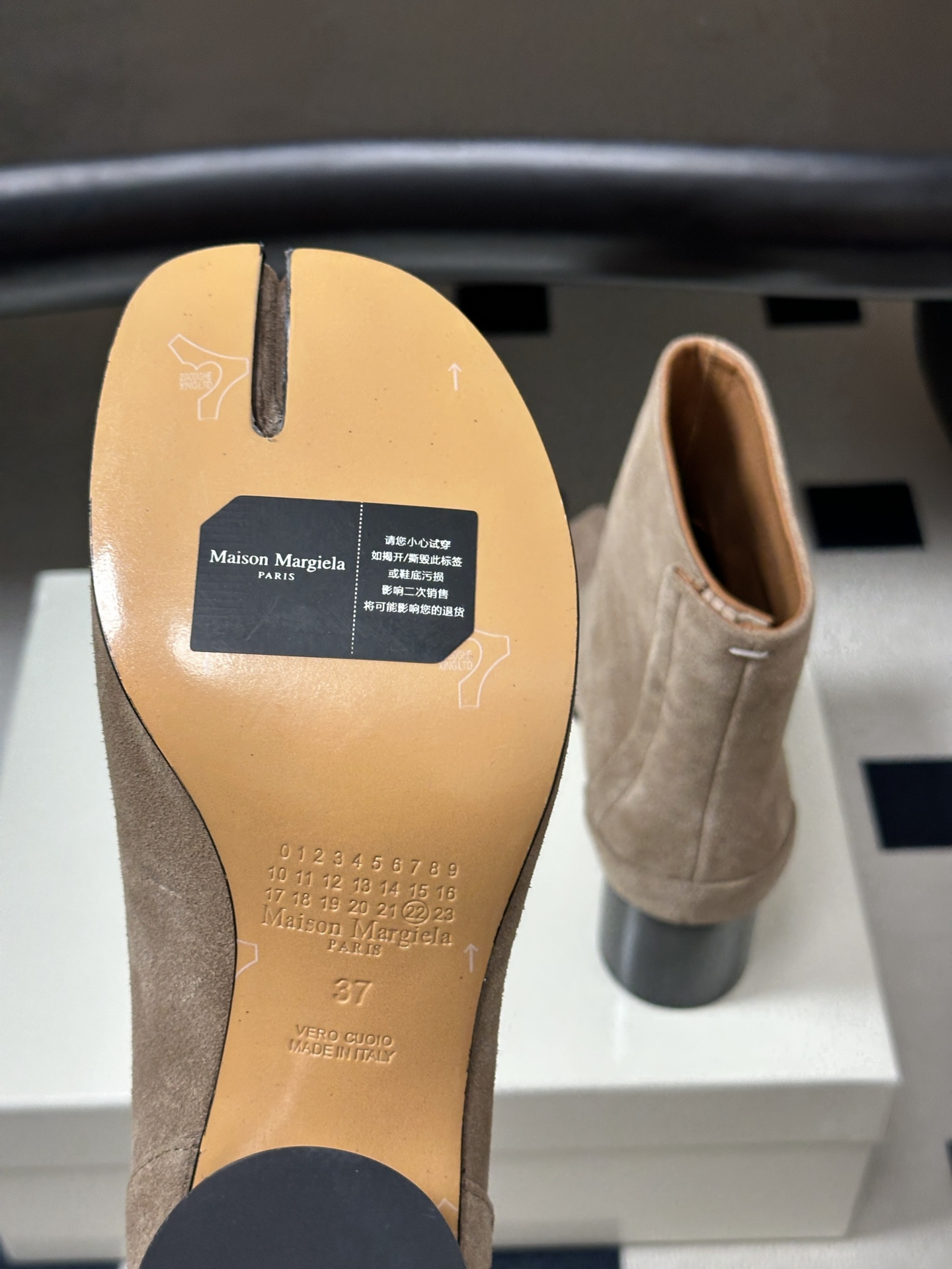 Maison Margiela MM6马吉拉 26ss秋冬新款经典分趾短靴高粗跟短靴 MM6这款分趾短靴设计非常的简约大 Maison Margiela MM6马吉拉 26ss秋冬新款经典分趾短靴高粗跟短靴 MM6这款分趾短靴设计非常的简约大