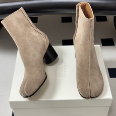 Maison Margiela MM6马吉拉 26ss秋冬新款经典分趾短靴高粗跟短靴 MM6这款分趾短靴设计非常的简约大 Maison Margiela MM6马吉拉 26ss秋冬新款经典分趾短靴高粗跟短靴 MM6这款分趾短靴设计非常的简约大