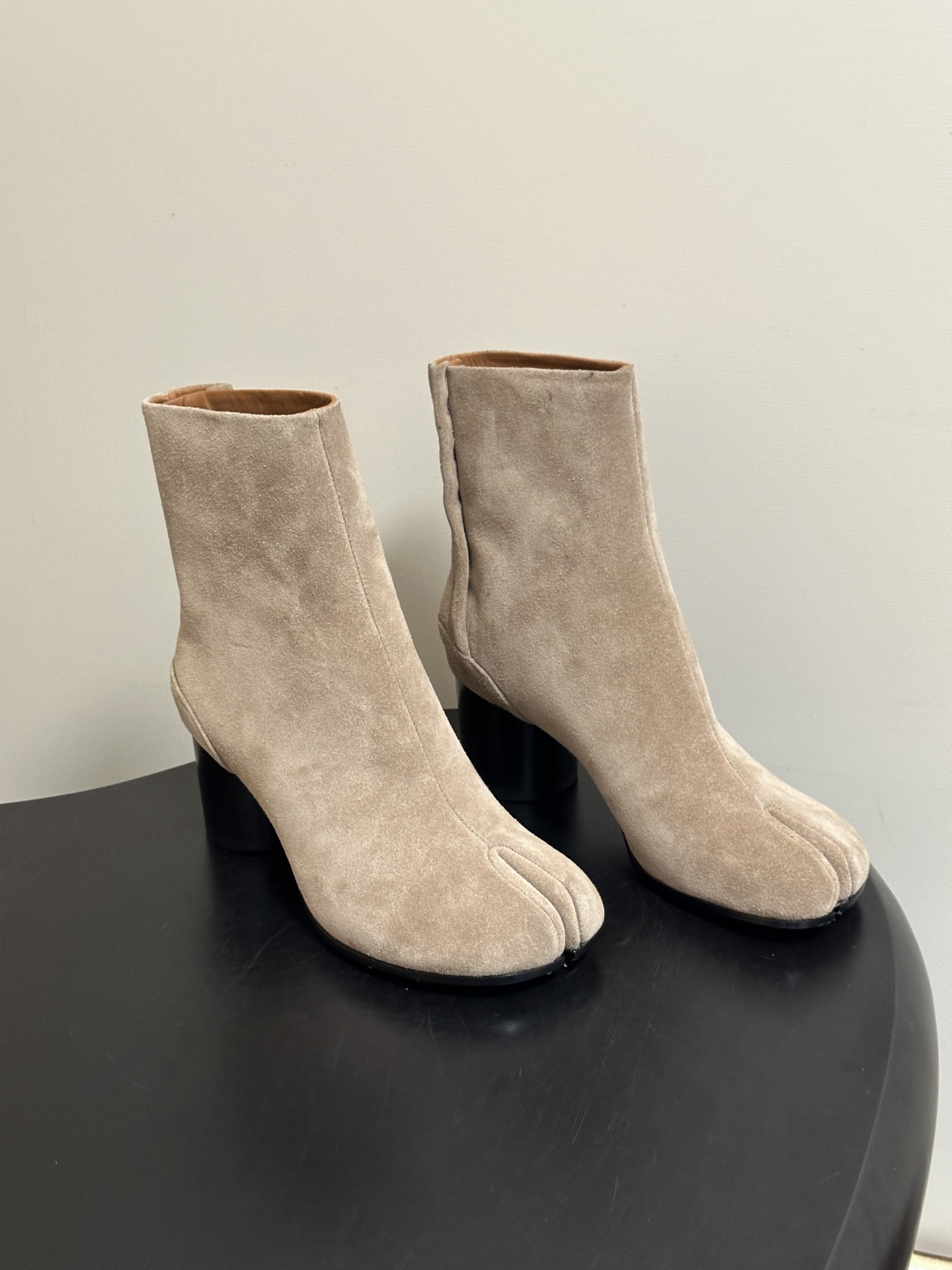 Maison Margiela MM6马吉拉 26ss秋冬新款经典分趾短靴高粗跟短靴 MM6这款分趾短靴设计非常的简约大