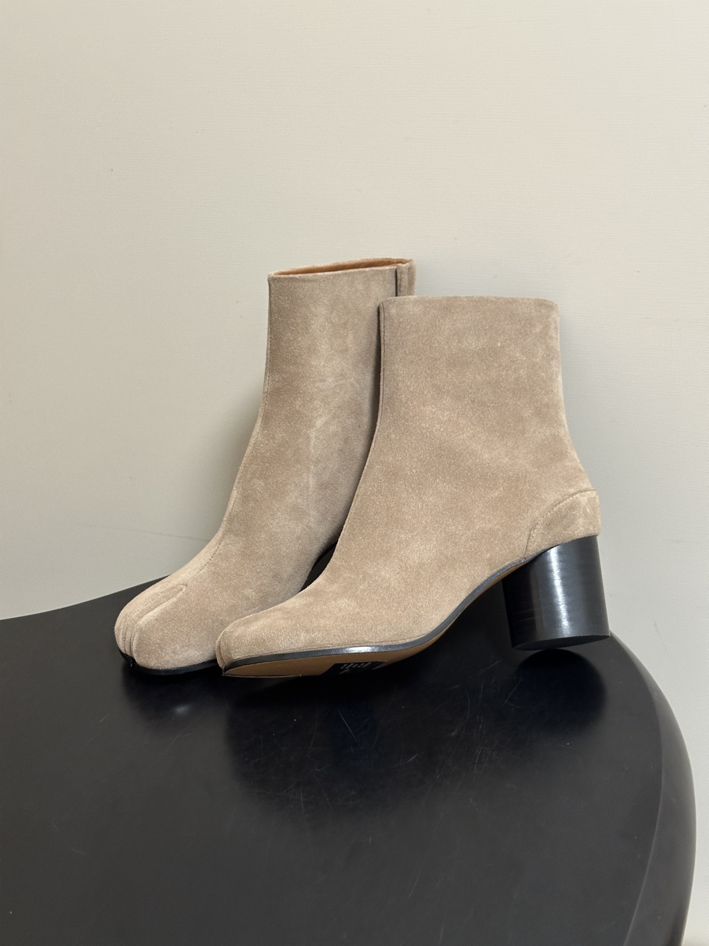 Maison Margiela MM6马吉拉 26ss秋冬新款经典分趾短靴高粗跟短靴 MM6这款分趾短靴设计非常的简约大 Maison Margiela MM6马吉拉 26ss秋冬新款经典分趾短靴高粗跟短靴 MM6这款分趾短靴设计非常的简约大