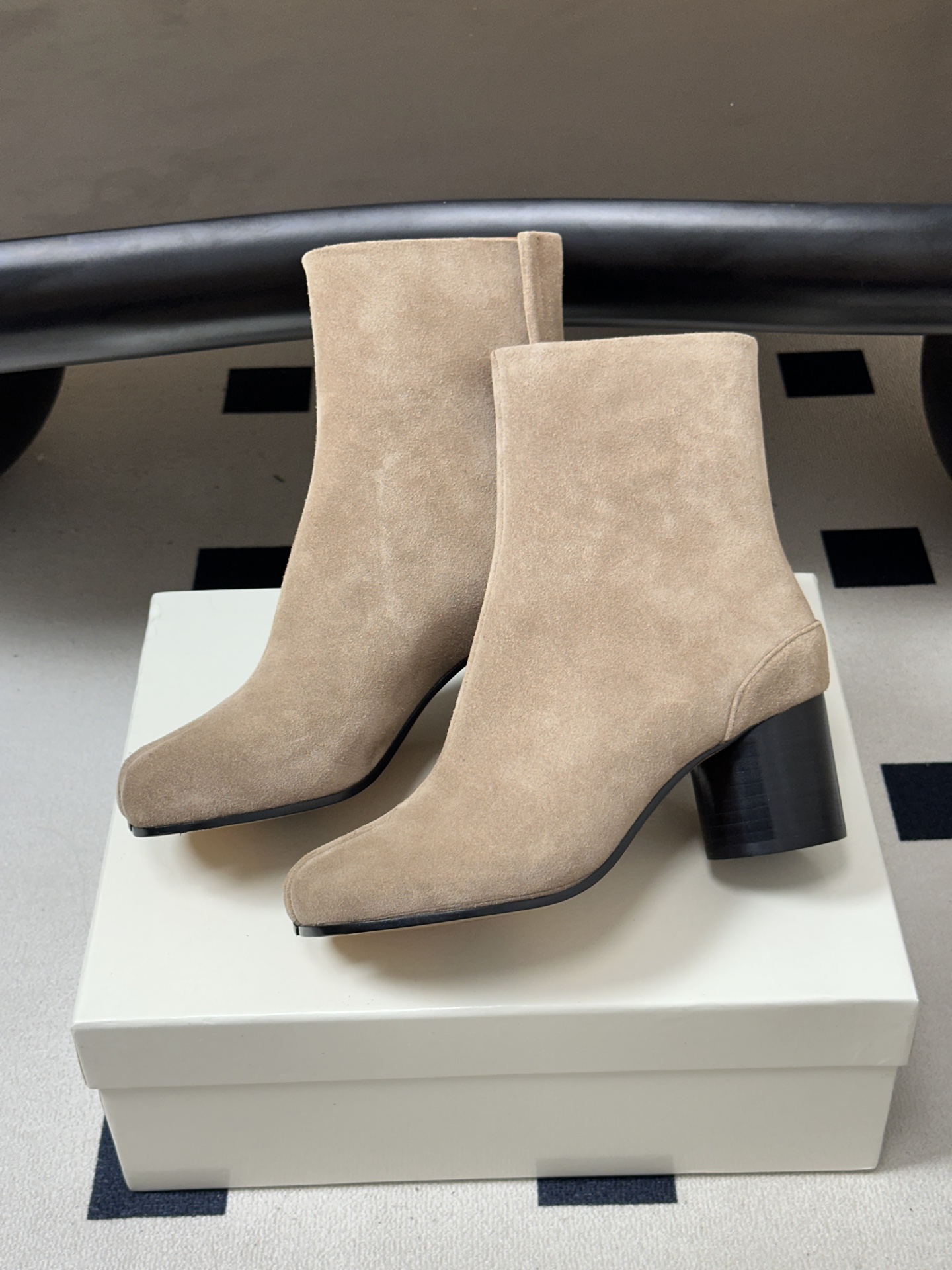 Maison Margiela MM6马吉拉 26ss秋冬新款经典分趾短靴高粗跟短靴 MM6这款分趾短靴设计非常的简约大 Maison Margiela MM6马吉拉 26ss秋冬新款经典分趾短靴高粗跟短靴 MM6这款分趾短靴设计非常的简约大