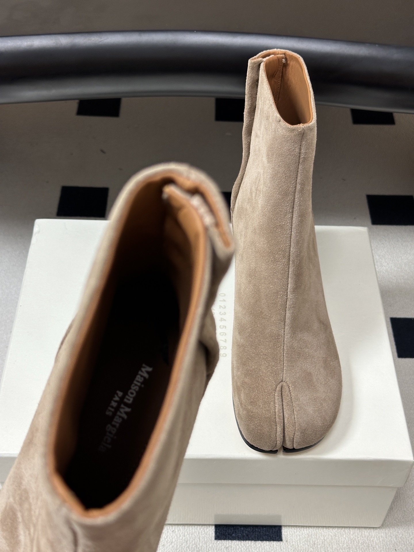 Maison Margiela MM6马吉拉 26ss秋冬新款经典分趾短靴高粗跟短靴 MM6这款分趾短靴设计非常的简约大 Maison Margiela MM6马吉拉 26ss秋冬新款经典分趾短靴高粗跟短靴 MM6这款分趾短靴设计非常的简约大