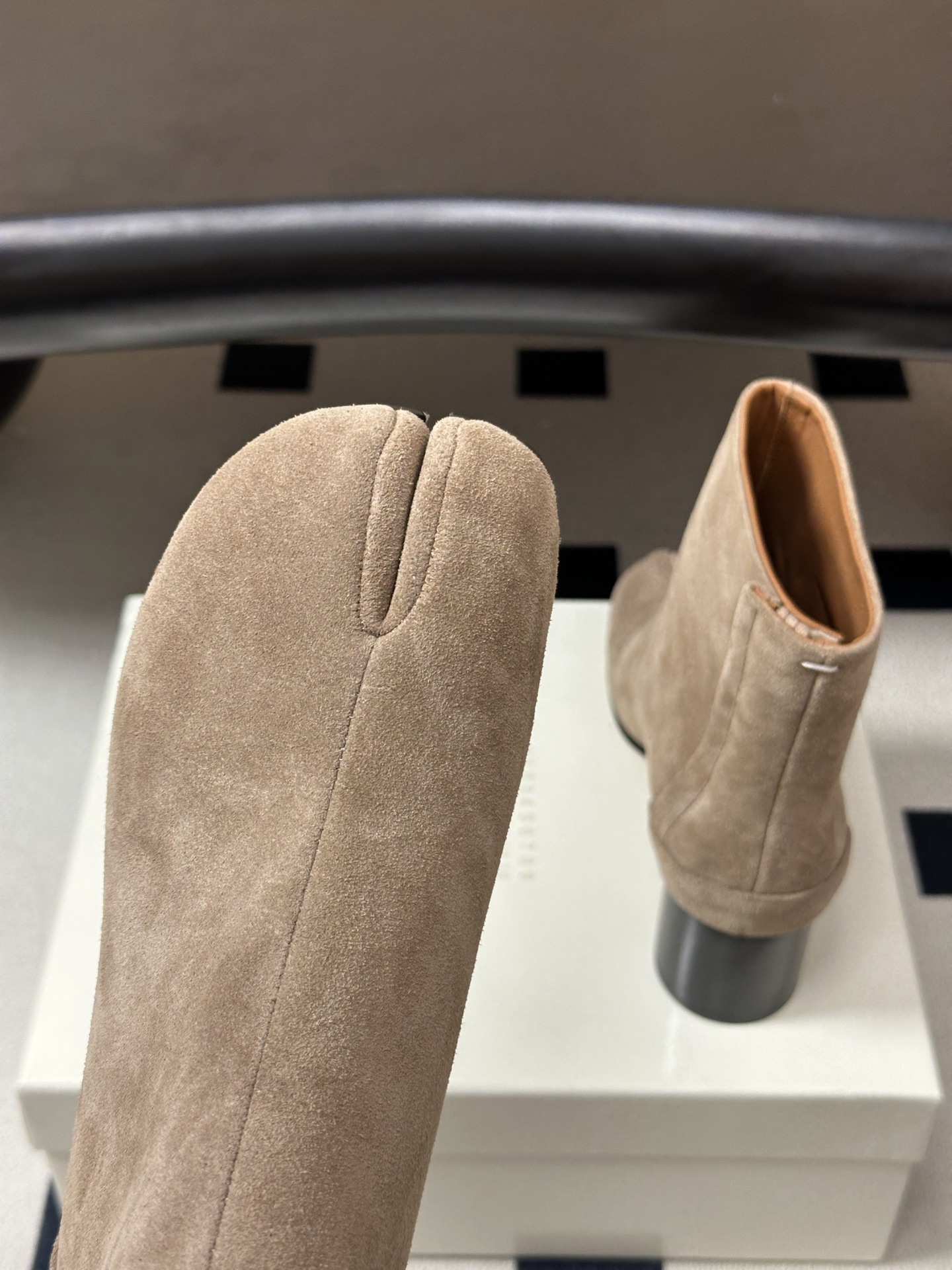 Maison Margiela MM6马吉拉 26ss秋冬新款经典分趾短靴高粗跟短靴 MM6这款分趾短靴设计非常的简约大 Maison Margiela MM6马吉拉 26ss秋冬新款经典分趾短靴高粗跟短靴 MM6这款分趾短靴设计非常的简约大
