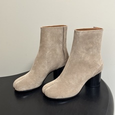 Maison Margiela MM6马吉拉 26ss秋冬新款经典分趾短靴高粗跟短靴 MM6这款分趾短靴设计非常的简约大 Maison Margiela MM6马吉拉 26ss秋冬新款经典分趾短靴高粗跟短靴 MM6这款分趾短靴设计非常的简约大
