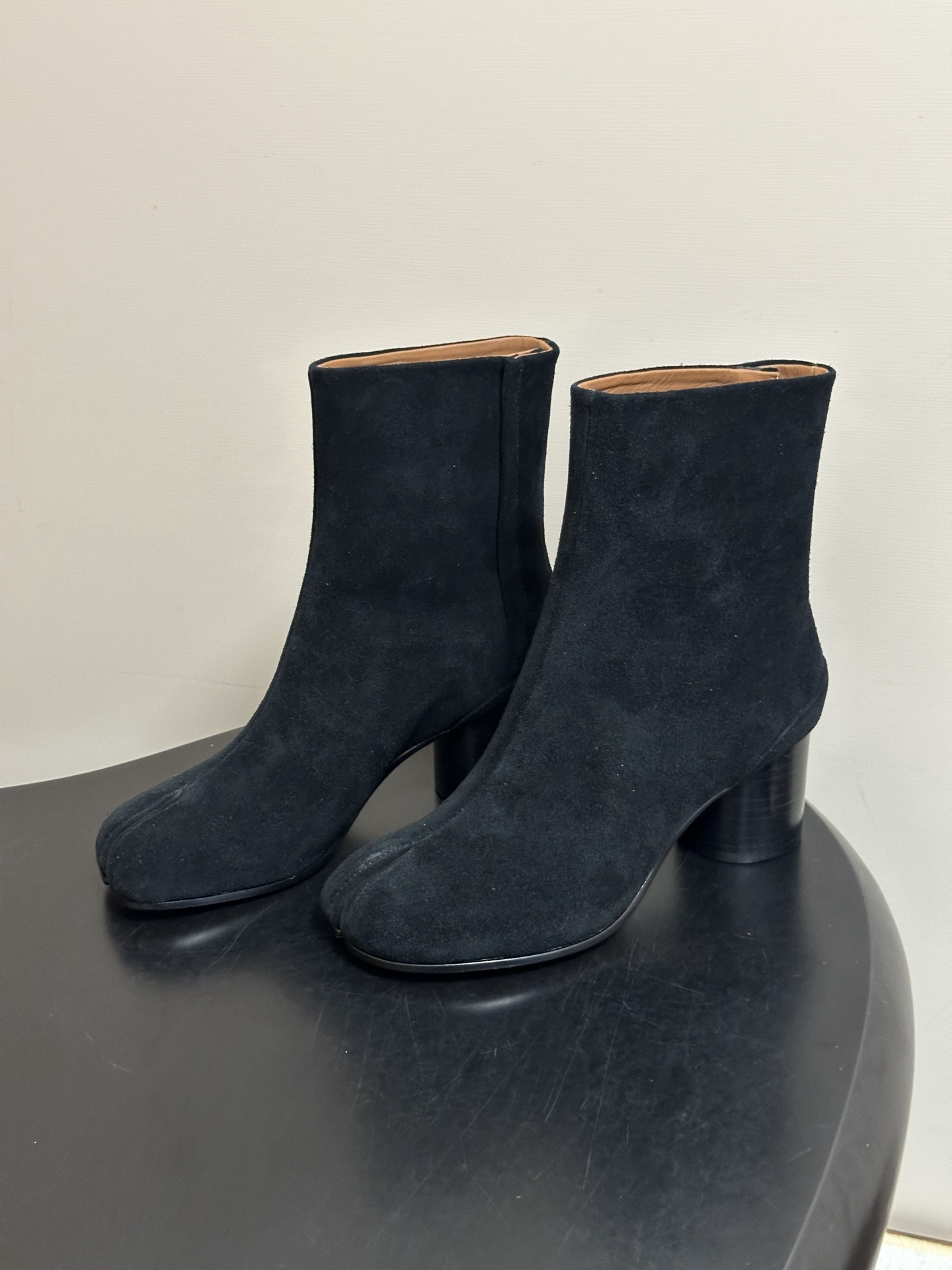 Maison Margiela MM6马吉拉 26ss秋冬新款经典分趾短靴高粗跟短靴 MM6这款分趾短靴设计非常的简约大 Maison Margiela MM6马吉拉 26ss秋冬新款经典分趾短靴高粗跟短靴 MM6这款分趾短靴设计非常的简约大