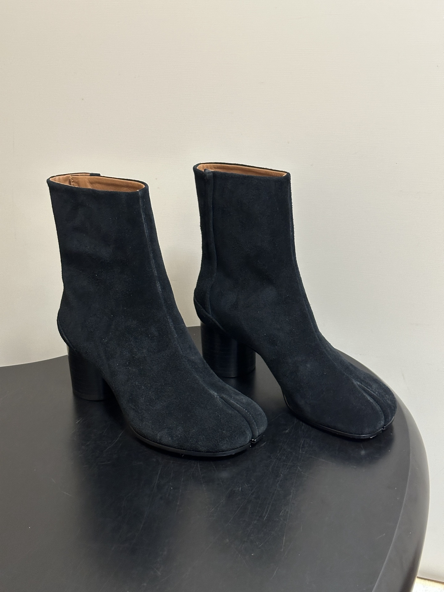 Maison Margiela MM6马吉拉 26ss秋冬新款经典分趾短靴高粗跟短靴 MM6这款分趾短靴设计非常的简约大