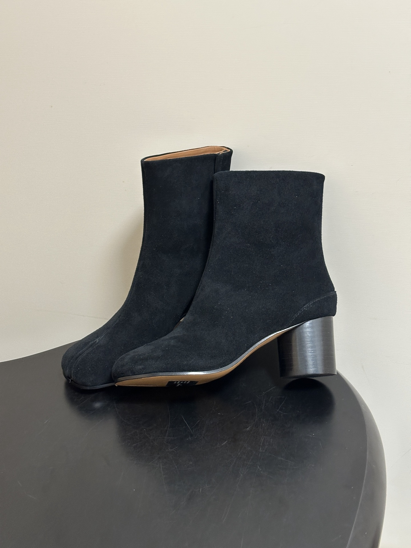 Maison Margiela MM6马吉拉 26ss秋冬新款经典分趾短靴高粗跟短靴 MM6这款分趾短靴设计非常的简约大 Maison Margiela MM6马吉拉 26ss秋冬新款经典分趾短靴高粗跟短靴 MM6这款分趾短靴设计非常的简约大