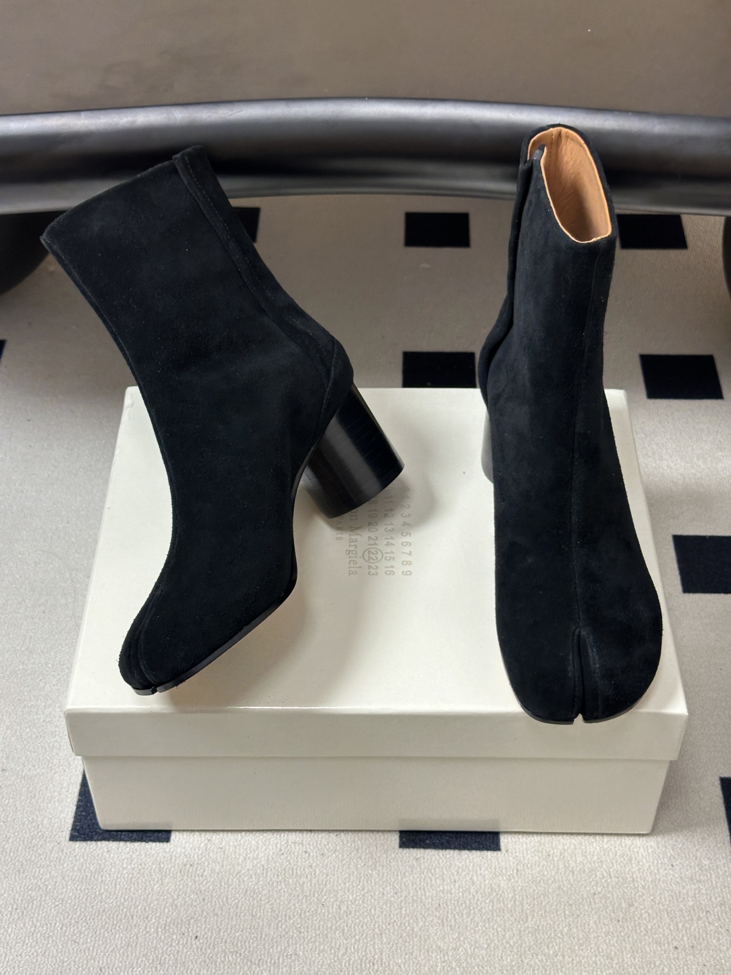 Maison Margiela MM6马吉拉 26ss秋冬新款经典分趾短靴高粗跟短靴 MM6这款分趾短靴设计非常的简约大 Maison Margiela MM6马吉拉 26ss秋冬新款经典分趾短靴高粗跟短靴 MM6这款分趾短靴设计非常的简约大