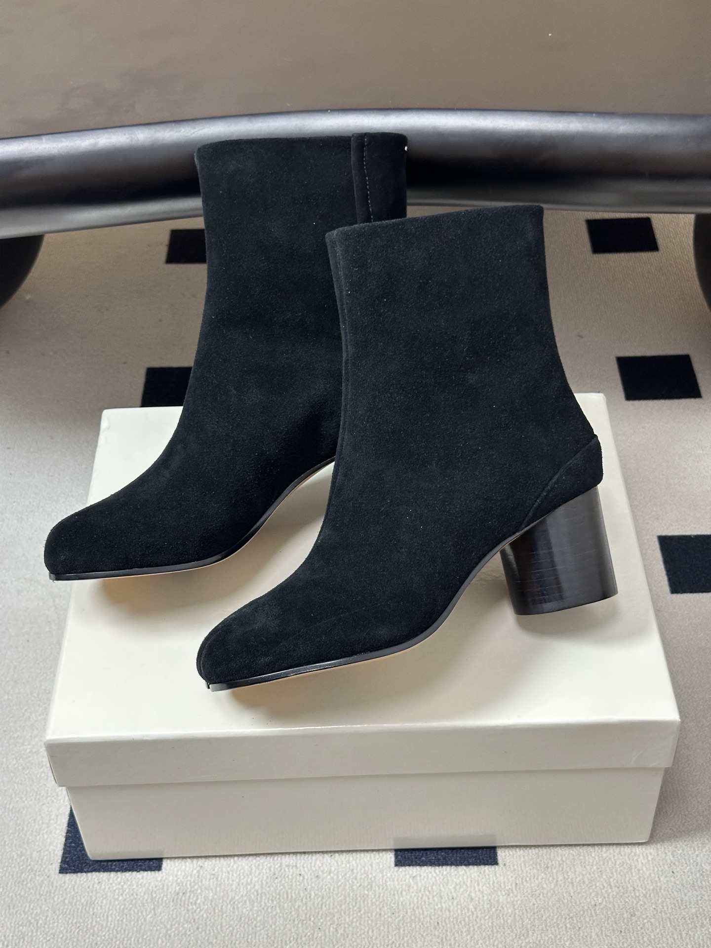 Maison Margiela MM6马吉拉 26ss秋冬新款经典分趾短靴高粗跟短靴 MM6这款分趾短靴设计非常的简约大 Maison Margiela MM6马吉拉 26ss秋冬新款经典分趾短靴高粗跟短靴 MM6这款分趾短靴设计非常的简约大