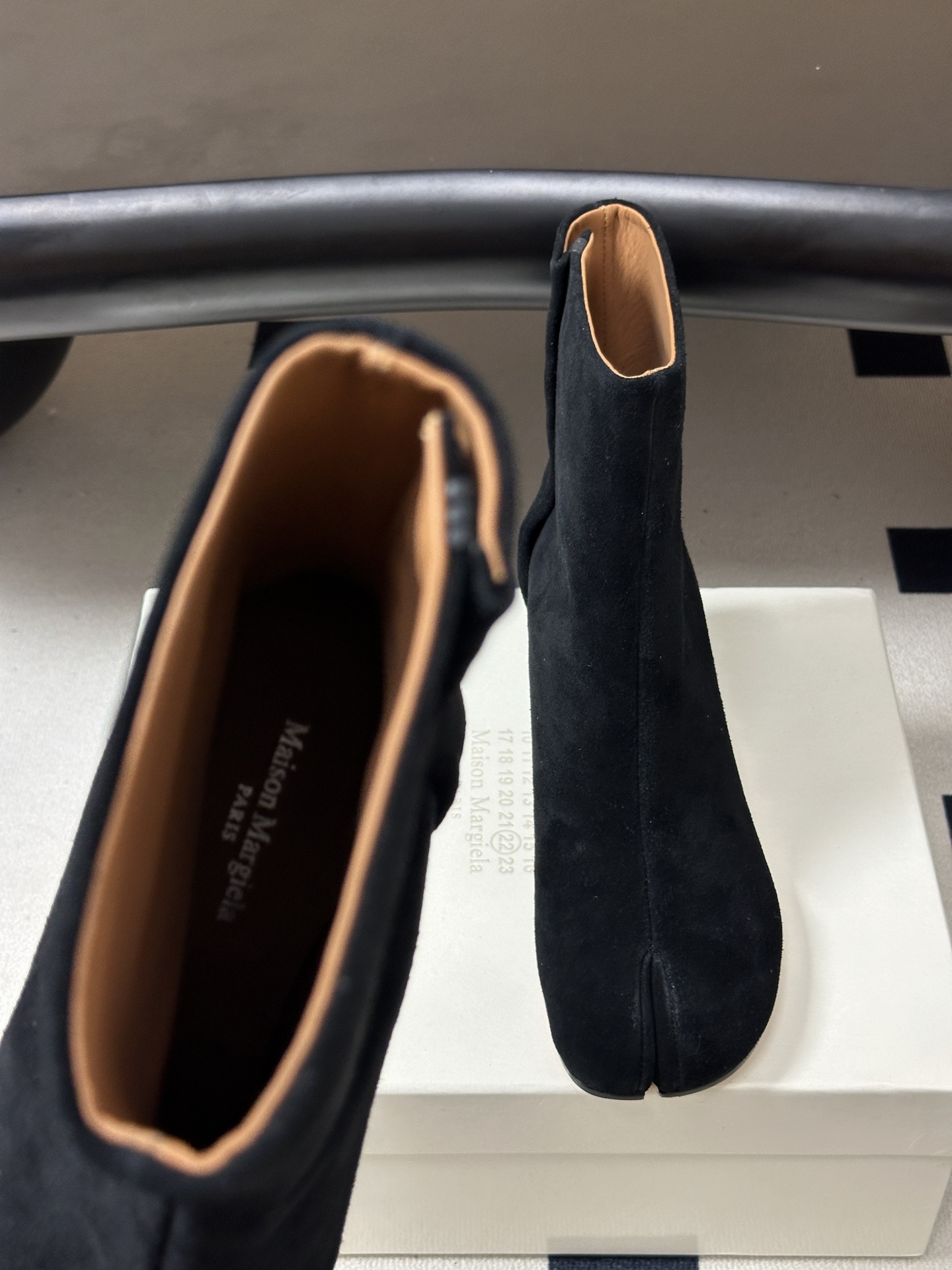 Maison Margiela MM6马吉拉 26ss秋冬新款经典分趾短靴高粗跟短靴 MM6这款分趾短靴设计非常的简约大 Maison Margiela MM6马吉拉 26ss秋冬新款经典分趾短靴高粗跟短靴 MM6这款分趾短靴设计非常的简约大