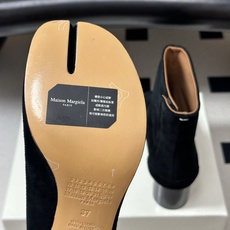 Maison Margiela MM6马吉拉 26ss秋冬新款经典分趾短靴高粗跟短靴 MM6这款分趾短靴设计非常的简约大 Maison Margiela MM6马吉拉 26ss秋冬新款经典分趾短靴高粗跟短靴 MM6这款分趾短靴设计非常的简约大