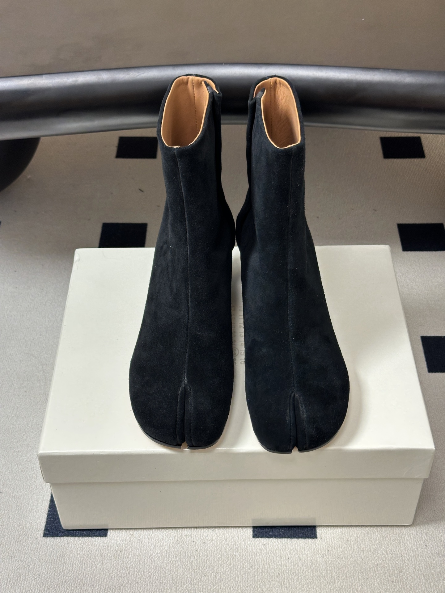 Maison Margiela MM6马吉拉 26ss秋冬新款经典分趾短靴高粗跟短靴 MM6这款分趾短靴设计非常的简约大 Maison Margiela MM6马吉拉 26ss秋冬新款经典分趾短靴高粗跟短靴 MM6这款分趾短靴设计非常的简约大