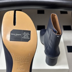 Maison Margiela MM6马吉拉 26ss秋冬新款经典分趾短靴高粗跟短靴 MM6这款分趾短靴设计非常的简约大 Maison Margiela MM6马吉拉 26ss秋冬新款经典分趾短靴高粗跟短靴 MM6这款分趾短靴设计非常的简约大