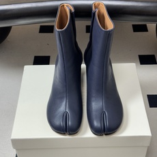 Maison Margiela MM6马吉拉 26ss秋冬新款经典分趾短靴高粗跟短靴 MM6这款分趾短靴设计非常的简约大 Maison Margiela MM6马吉拉 26ss秋冬新款经典分趾短靴高粗跟短靴 MM6这款分趾短靴设计非常的简约大