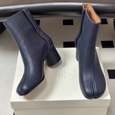 Maison Margiela MM6马吉拉 26ss秋冬新款经典分趾短靴高粗跟短靴 MM6这款分趾短靴设计非常的简约大 Maison Margiela MM6马吉拉 26ss秋冬新款经典分趾短靴高粗跟短靴 MM6这款分趾短靴设计非常的简约大