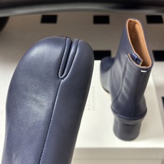 Maison Margiela MM6马吉拉 26ss秋冬新款经典分趾短靴高粗跟短靴 MM6这款分趾短靴设计非常的简约大 Maison Margiela MM6马吉拉 26ss秋冬新款经典分趾短靴高粗跟短靴 MM6这款分趾短靴设计非常的简约大