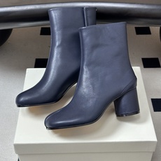 Maison Margiela MM6马吉拉 26ss秋冬新款经典分趾短靴高粗跟短靴 MM6这款分趾短靴设计非常的简约大 Maison Margiela MM6马吉拉 26ss秋冬新款经典分趾短靴高粗跟短靴 MM6这款分趾短靴设计非常的简约大