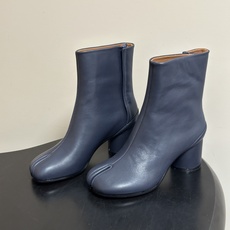Maison Margiela MM6马吉拉 26ss秋冬新款经典分趾短靴高粗跟短靴 MM6这款分趾短靴设计非常的简约大 Maison Margiela MM6马吉拉 26ss秋冬新款经典分趾短靴高粗跟短靴 MM6这款分趾短靴设计非常的简约大