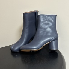 Maison Margiela MM6马吉拉 26ss秋冬新款经典分趾短靴高粗跟短靴 MM6这款分趾短靴设计非常的简约大 Maison Margiela MM6马吉拉 26ss秋冬新款经典分趾短靴高粗跟短靴 MM6这款分趾短靴设计非常的简约大