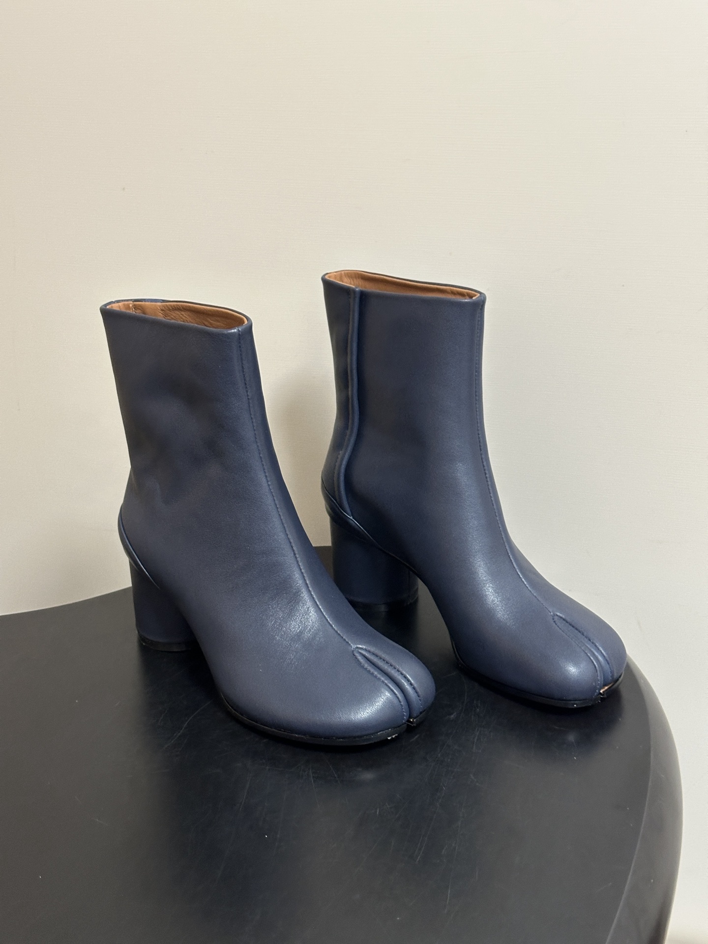 Maison Margiela MM6马吉拉 26ss秋冬新款经典分趾短靴高粗跟短靴 MM6这款分趾短靴设计非常的简约大