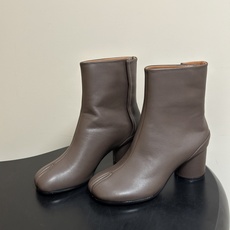 Maison Margiela MM6马吉拉 26ss秋冬新款经典分趾短靴高粗跟短靴 MM6这款分趾短靴设计非常的简约大 Maison Margiela MM6马吉拉 26ss秋冬新款经典分趾短靴高粗跟短靴 MM6这款分趾短靴设计非常的简约大