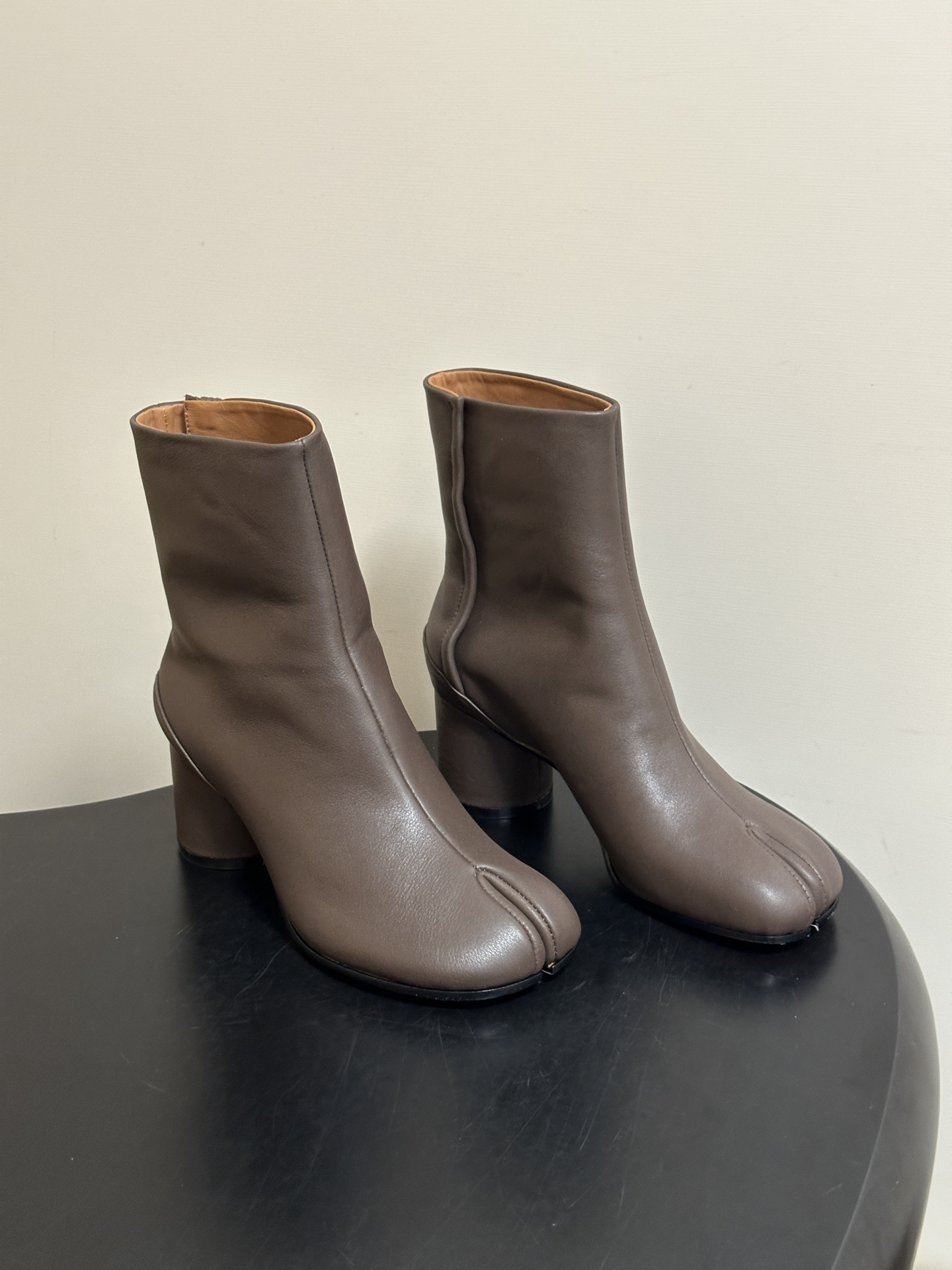 Maison Margiela MM6马吉拉 26ss秋冬新款经典分趾短靴高粗跟短靴 MM6这款分趾短靴设计非常的简约大
