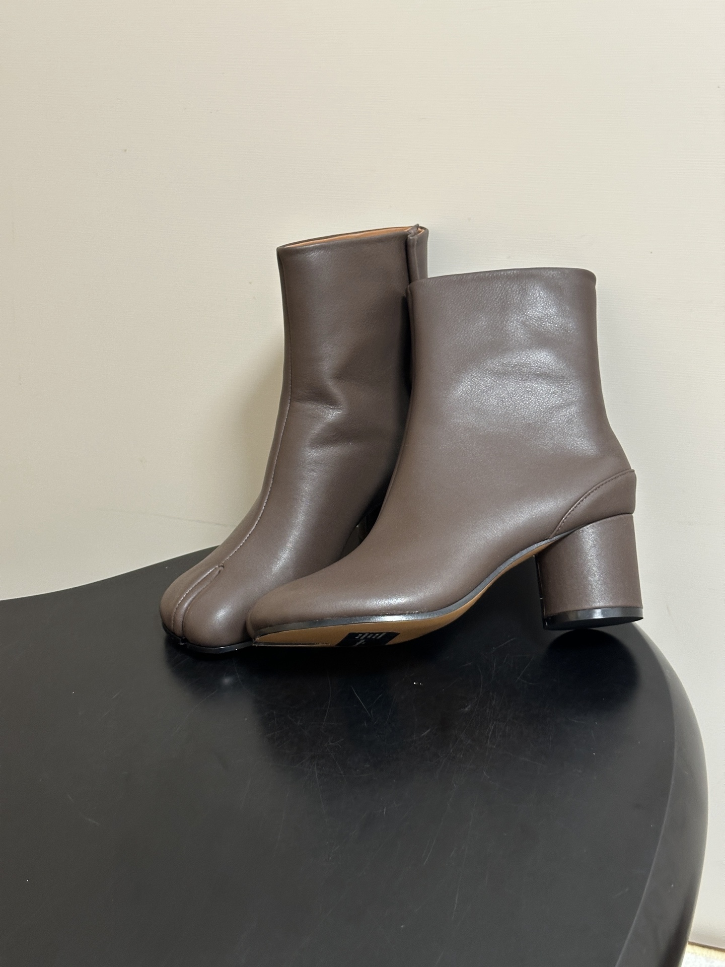 Maison Margiela MM6马吉拉 26ss秋冬新款经典分趾短靴高粗跟短靴 MM6这款分趾短靴设计非常的简约大 Maison Margiela MM6马吉拉 26ss秋冬新款经典分趾短靴高粗跟短靴 MM6这款分趾短靴设计非常的简约大