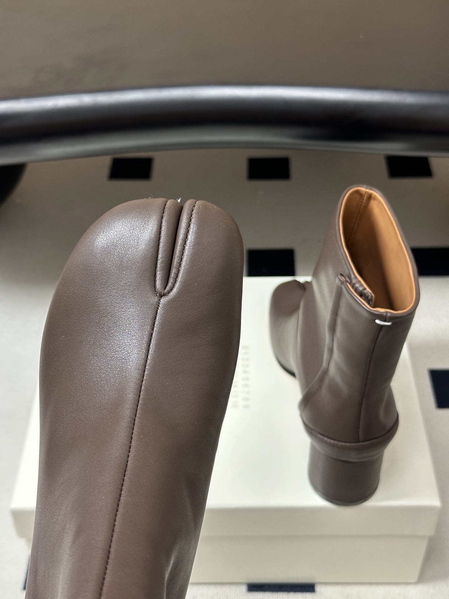 Maison Margiela MM6马吉拉 26ss秋冬新款经典分趾短靴高粗跟短靴 MM6这款分趾短靴设计非常的简约大 Maison Margiela MM6马吉拉 26ss秋冬新款经典分趾短靴高粗跟短靴 MM6这款分趾短靴设计非常的简约大