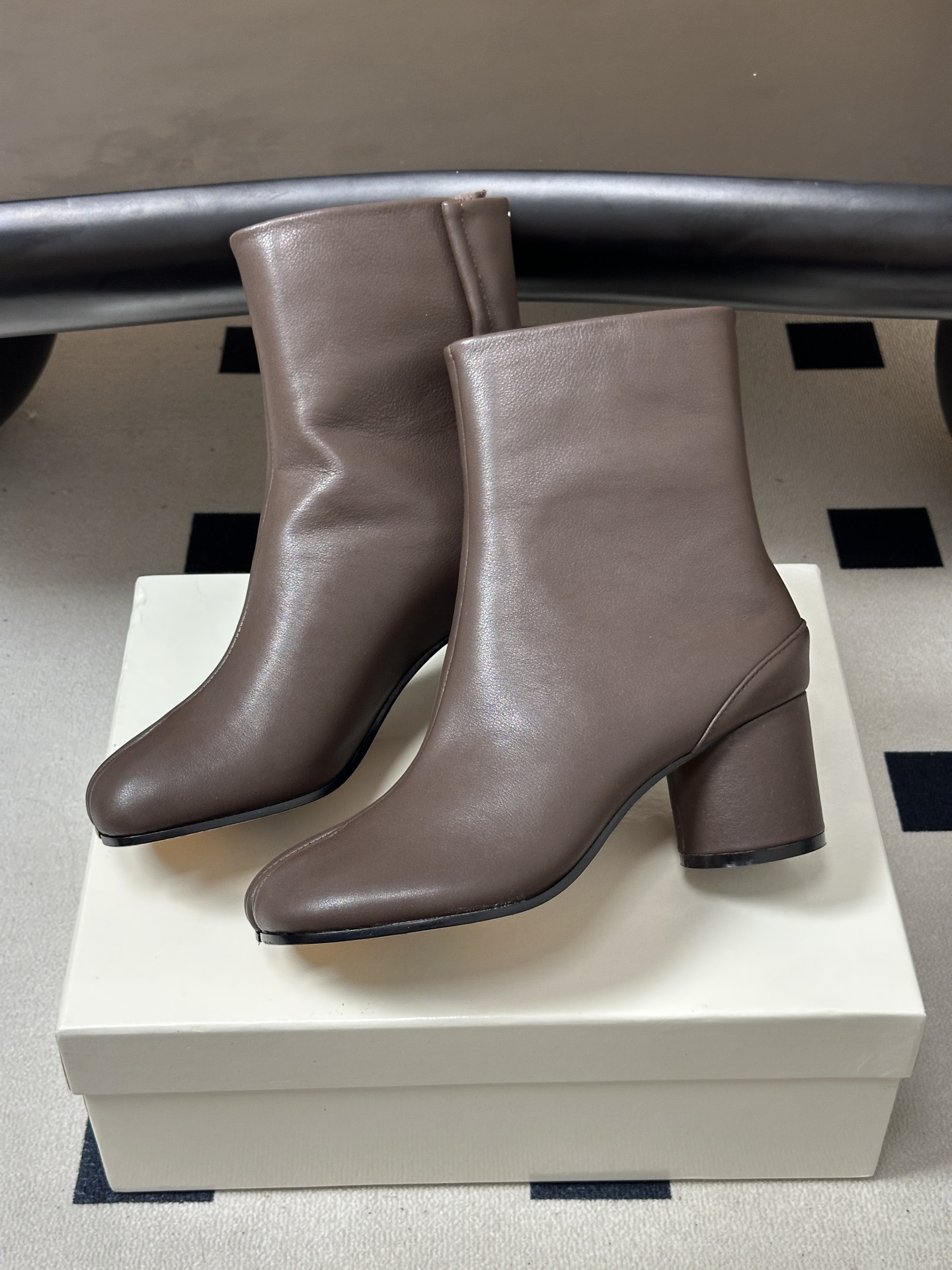 Maison Margiela MM6马吉拉 26ss秋冬新款经典分趾短靴高粗跟短靴 MM6这款分趾短靴设计非常的简约大 Maison Margiela MM6马吉拉 26ss秋冬新款经典分趾短靴高粗跟短靴 MM6这款分趾短靴设计非常的简约大