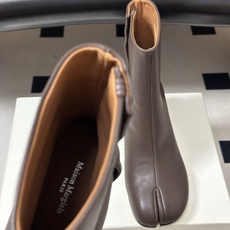 Maison Margiela MM6马吉拉 26ss秋冬新款经典分趾短靴高粗跟短靴 MM6这款分趾短靴设计非常的简约大 Maison Margiela MM6马吉拉 26ss秋冬新款经典分趾短靴高粗跟短靴 MM6这款分趾短靴设计非常的简约大