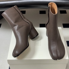 Maison Margiela MM6马吉拉 26ss秋冬新款经典分趾短靴高粗跟短靴 MM6这款分趾短靴设计非常的简约大 Maison Margiela MM6马吉拉 26ss秋冬新款经典分趾短靴高粗跟短靴 MM6这款分趾短靴设计非常的简约大