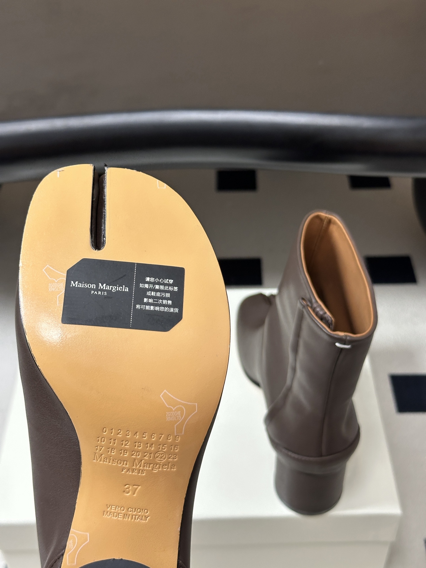 Maison Margiela MM6马吉拉 26ss秋冬新款经典分趾短靴高粗跟短靴 MM6这款分趾短靴设计非常的简约大 Maison Margiela MM6马吉拉 26ss秋冬新款经典分趾短靴高粗跟短靴 MM6这款分趾短靴设计非常的简约大