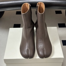 Maison Margiela MM6马吉拉 26ss秋冬新款经典分趾短靴高粗跟短靴 MM6这款分趾短靴设计非常的简约大 Maison Margiela MM6马吉拉 26ss秋冬新款经典分趾短靴高粗跟短靴 MM6这款分趾短靴设计非常的简约大