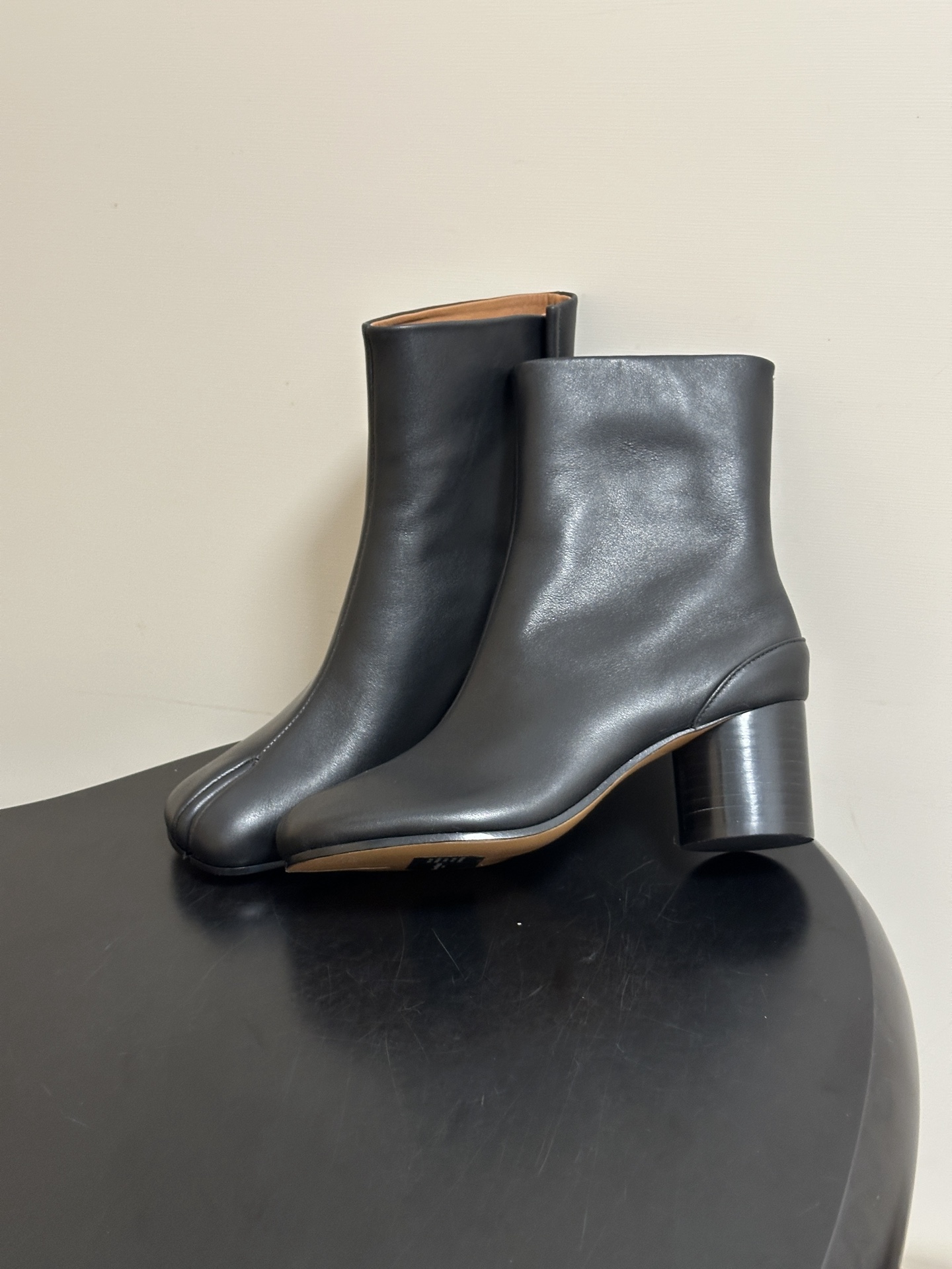 Maison Margiela MM6马吉拉 26ss秋冬新款经典分趾短靴高粗跟短靴 MM6这款分趾短靴设计非常的简约大