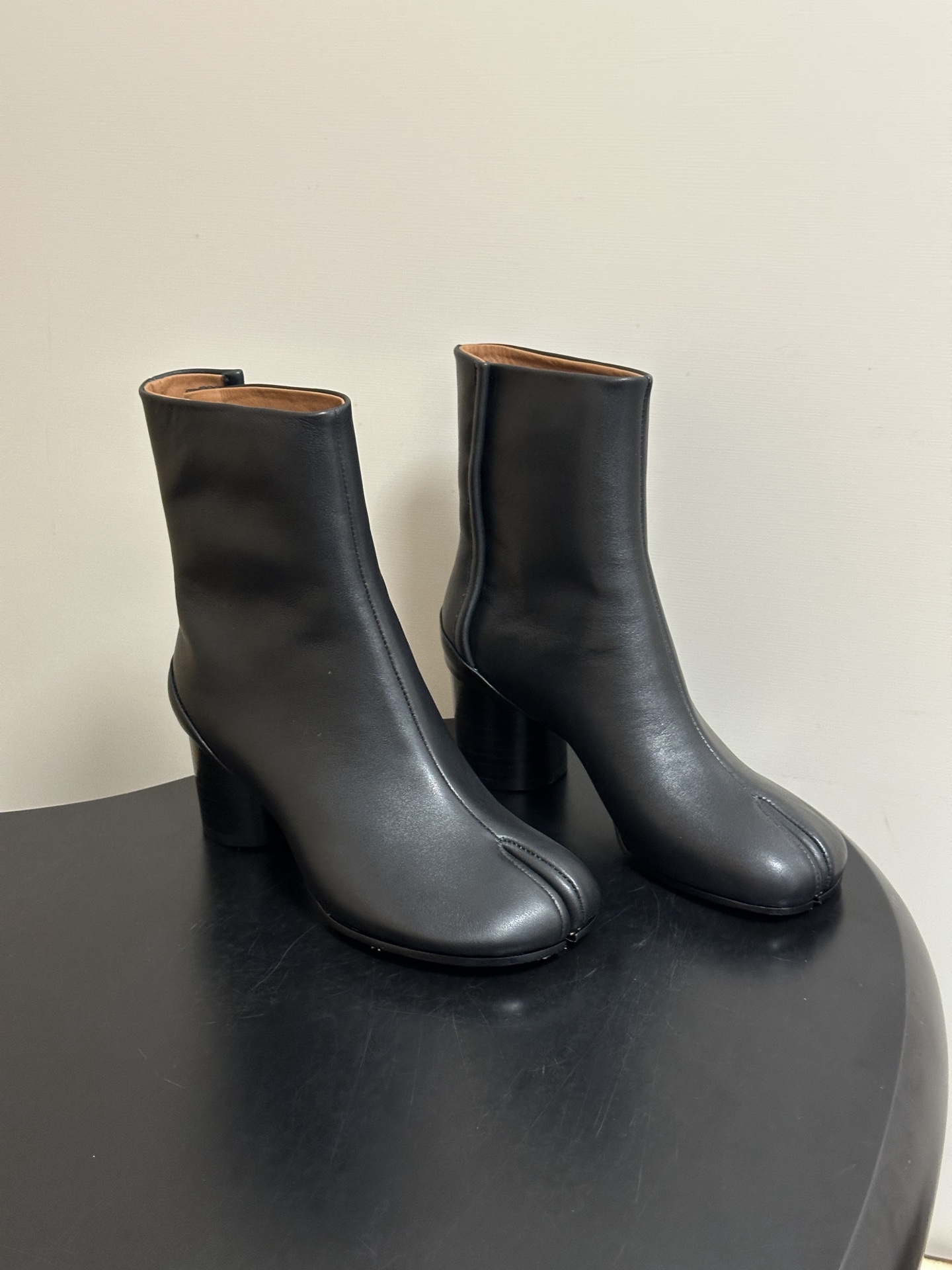 Maison Margiela MM6马吉拉 26ss秋冬新款经典分趾短靴高粗跟短靴 MM6这款分趾短靴设计非常的简约大