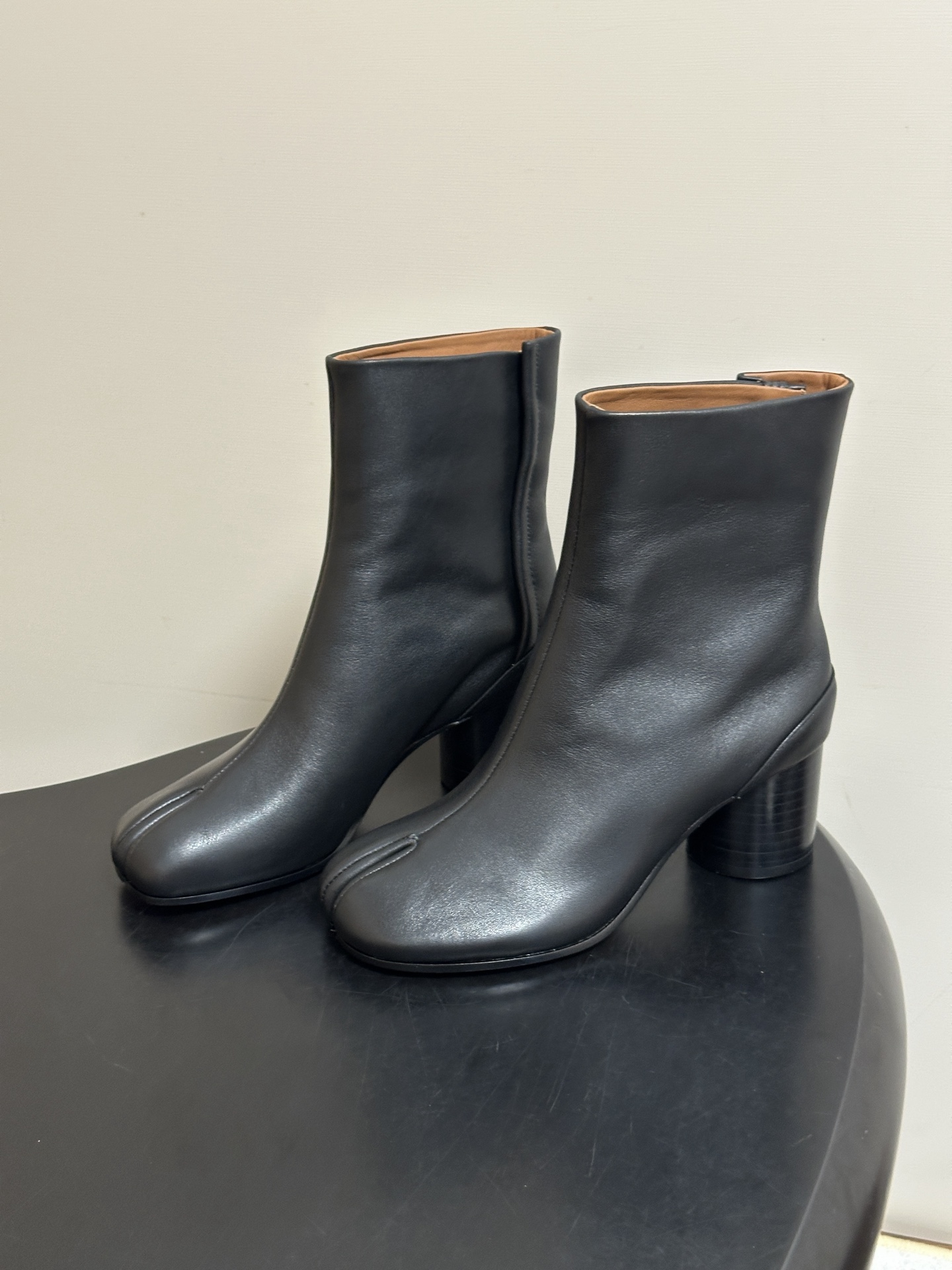 Maison Margiela MM6马吉拉 26ss秋冬新款经典分趾短靴高粗跟短靴 MM6这款分趾短靴设计非常的简约大