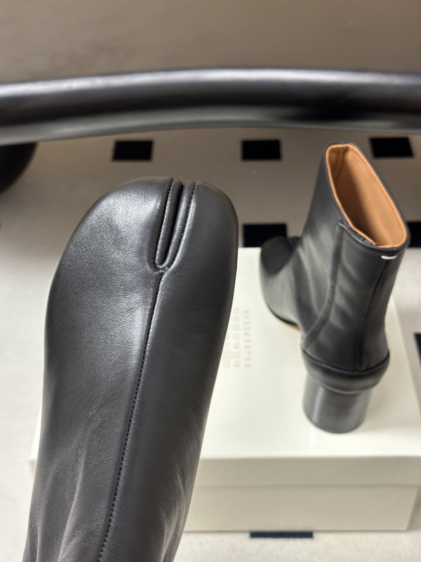 Maison Margiela MM6马吉拉 26ss秋冬新款经典分趾短靴高粗跟短靴 MM6这款分趾短靴设计非常的简约大
